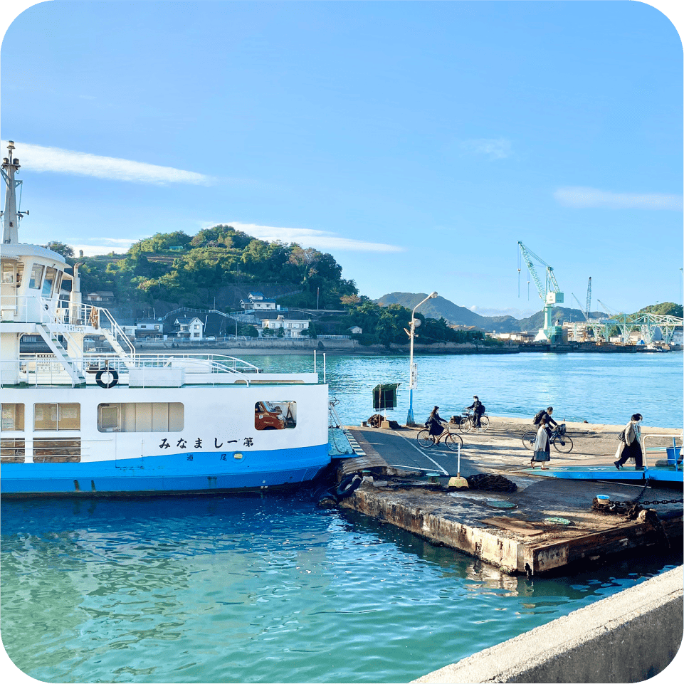 写真:海辺にフェリーが止まっています